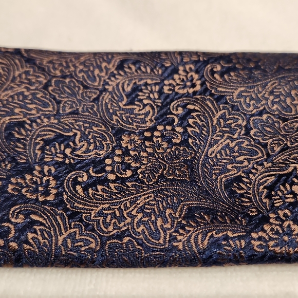 A Perry Ellis tie - Picture 4 of 4